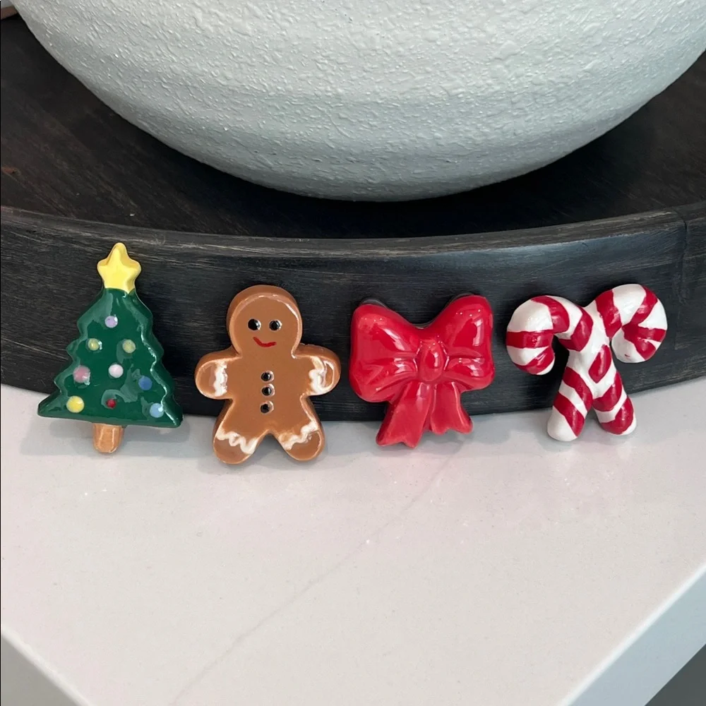 🎄🫚🎀 So. Cute. Ceramic.4pc Magnets..